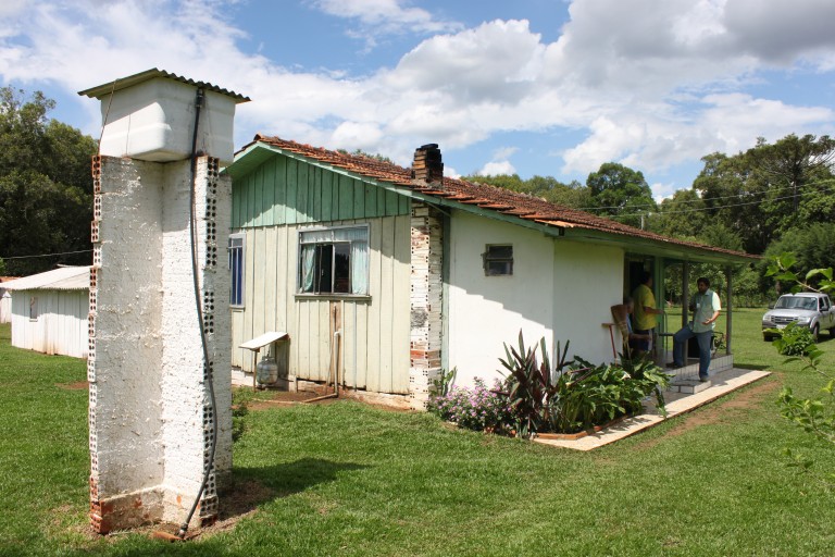 Haus eines Kleinbauers mit Wasserreservoir